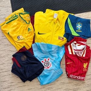 Soccer jerseys and shorts
Brazil, PSG, Liverpool, Corinthians, South Africa